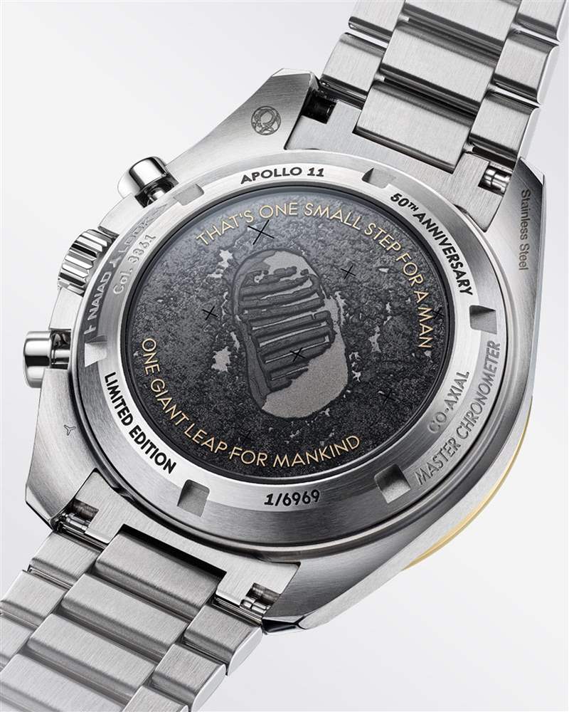 錶背採用著名的太空人登月腳印裝置，並添上巖士唐（Neil Armstrong）經(jīng)典名句：「個(gè)人一小步，人類一大步」憑添收藏意義。（OMEGA官網(wǎng)）