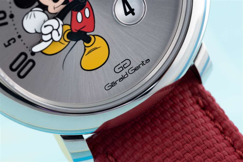 Bulgari Gérald Genta Arena Retrograde With Smiling Disney Mickey Mouse 米奇手部特寫(xiě)