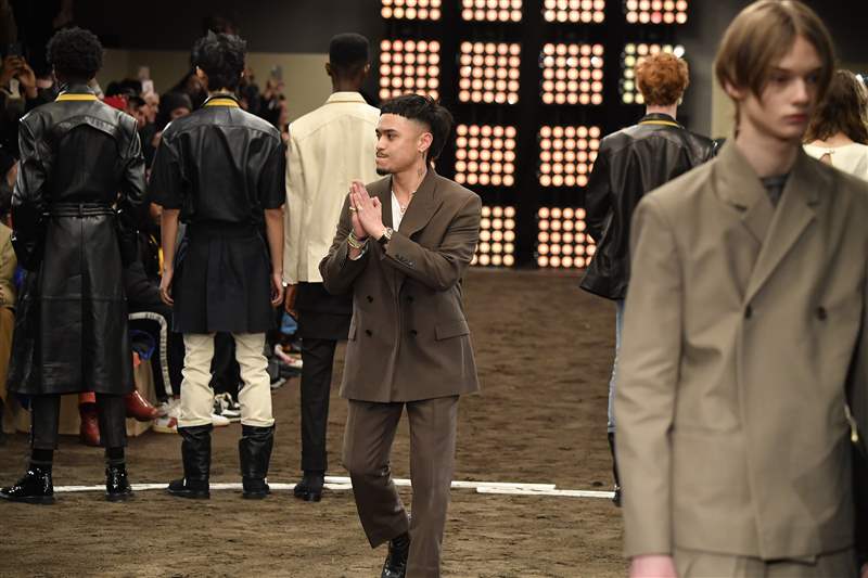 Rhuigi Villase?or 在時(shí)裝秀上