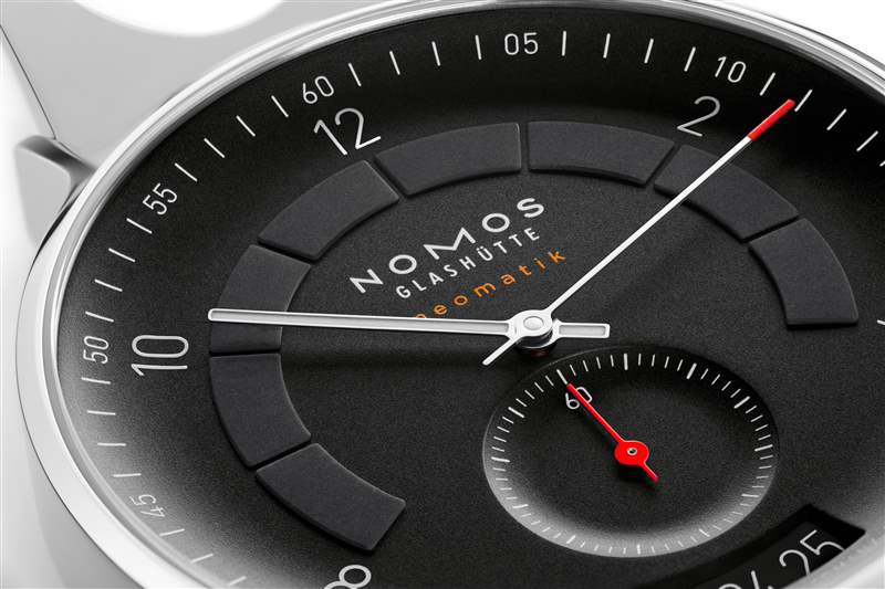 推出這些新的NOMOS型號(hào)讓人聯(lián)想到在黑夜中快速駕駛