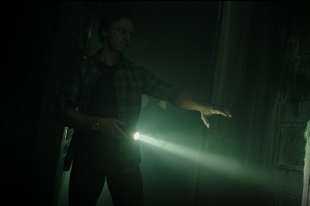Dembrough（McAvoy）在本質上是房子的地方，帶著手電筒，戴著他的 Datejust in It Chapter Two。