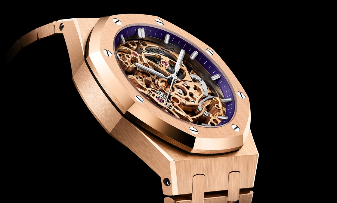AUDEMARS PIGUET - ROYAL OAK - 15467BC. OO.1256BC.01 - 單一色調(diào)、經(jīng)典修飾，愛(ài)彼皇家橡樹(shù)系列雙擺輪鏤空腕表37毫米新作利落登場(chǎng)